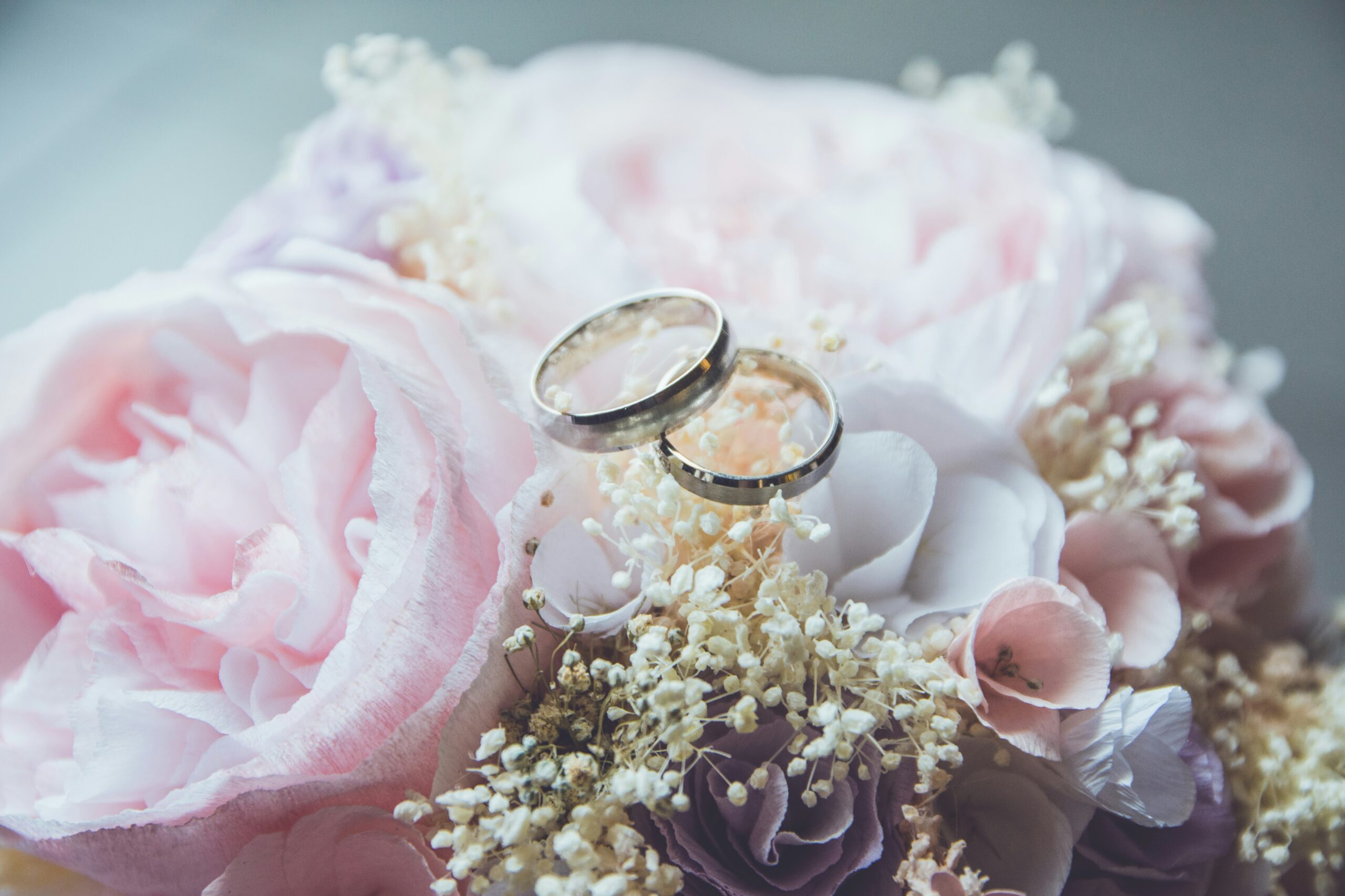 結婚相談所の指輪と花